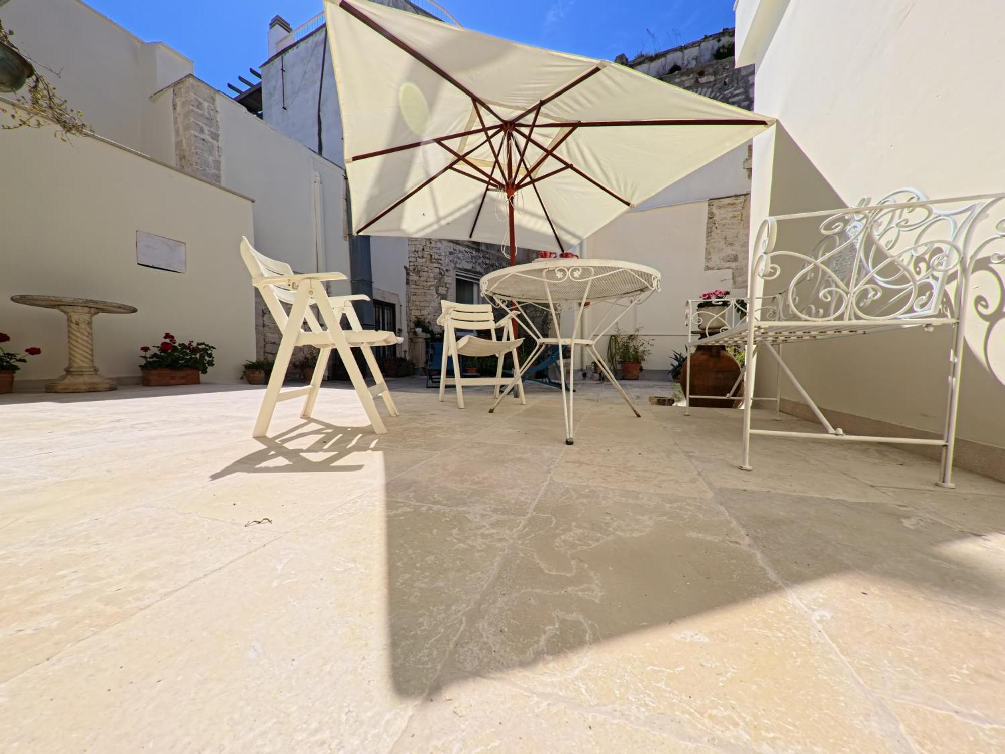 Palazzo Framarino Dei Malatesta - Noble Floor - XIV Century Giovinazzo Extérieur photo