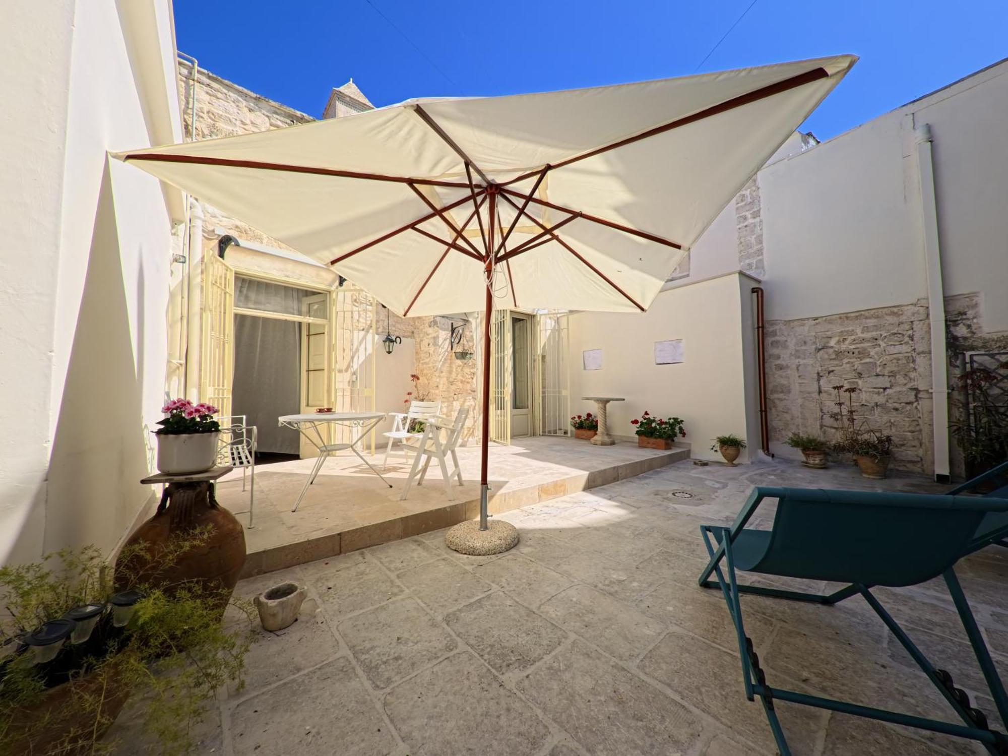 Palazzo Framarino Dei Malatesta - Noble Floor - XIV Century Giovinazzo Extérieur photo
