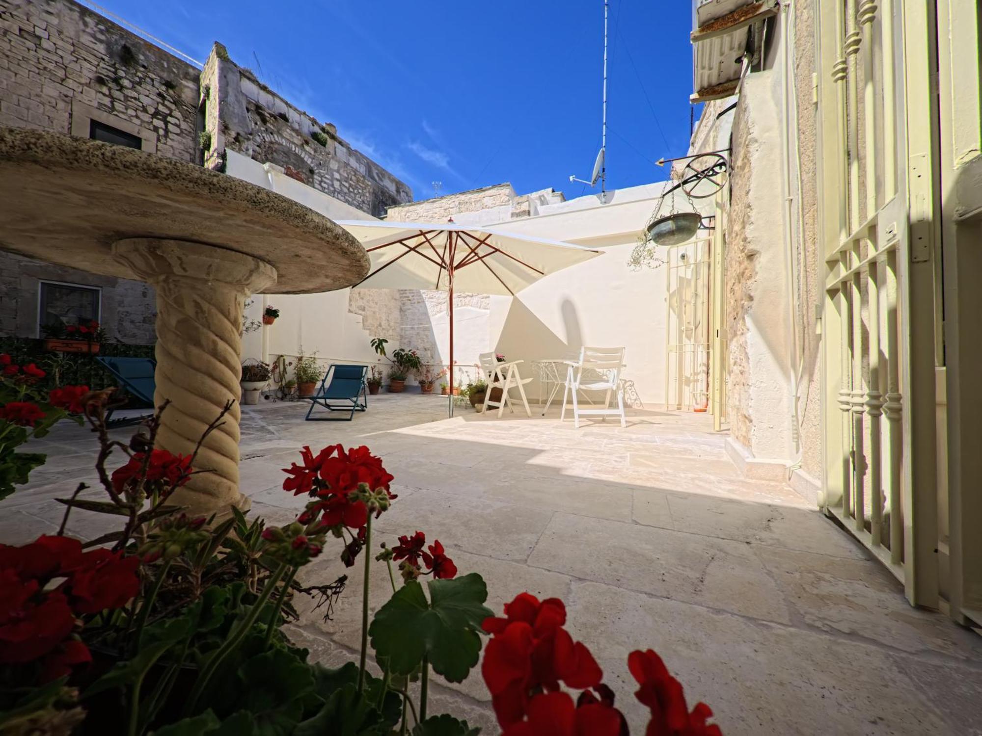 Palazzo Framarino Dei Malatesta - Noble Floor - XIV Century Giovinazzo Extérieur photo