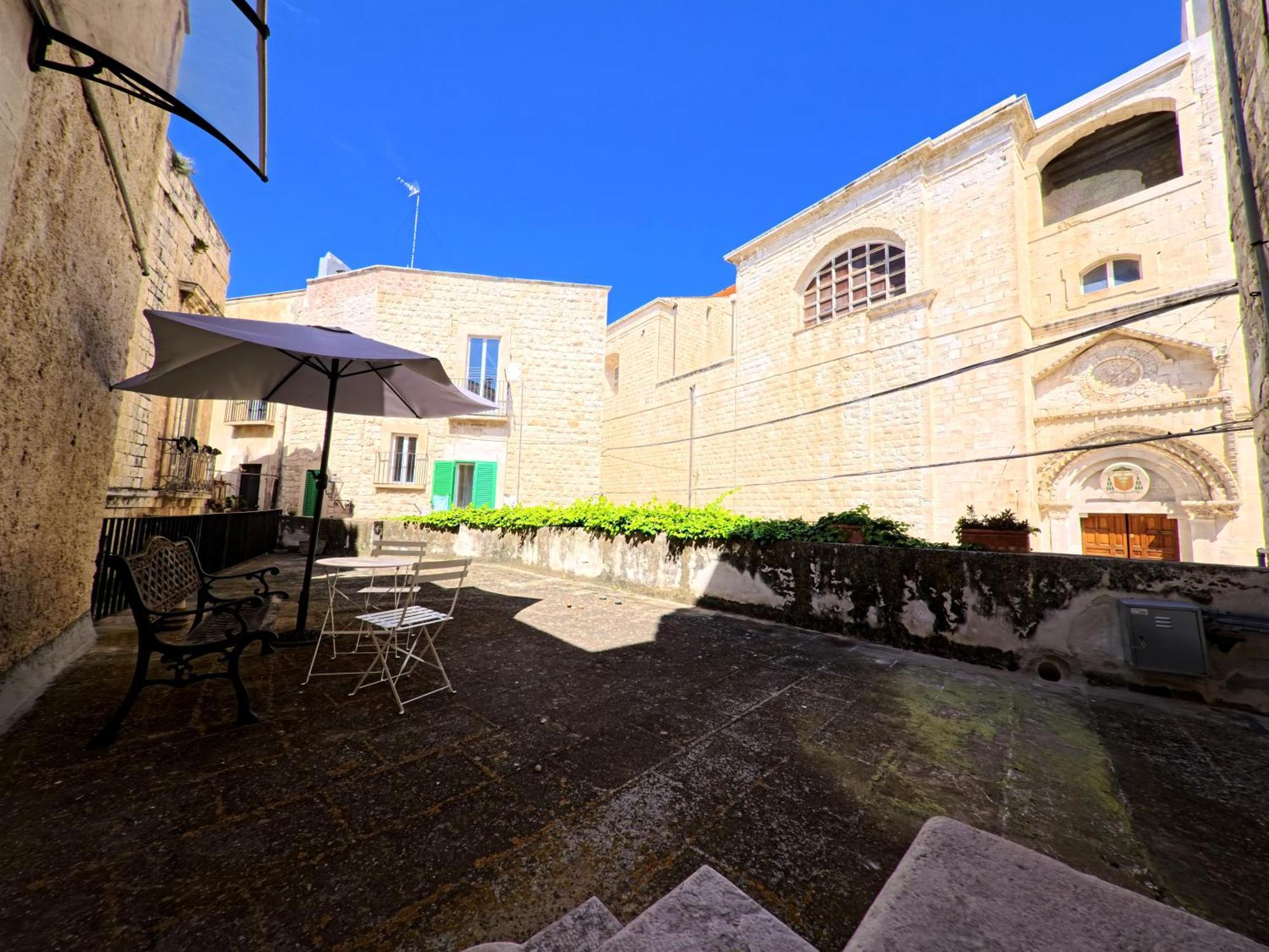 Palazzo Framarino Dei Malatesta - Noble Floor - XIV Century Giovinazzo Extérieur photo